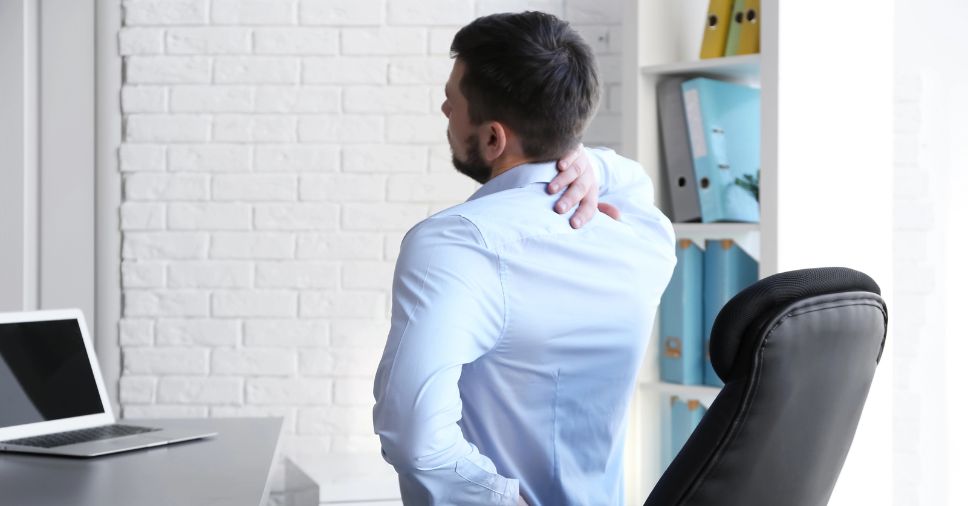 Postura da coluna e rendimento no trabalho: entenda a relação!
