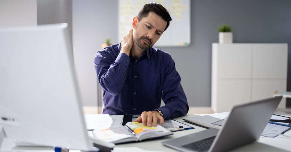 Homem precisando de Avaliacao Ergonomica Do Trabalho