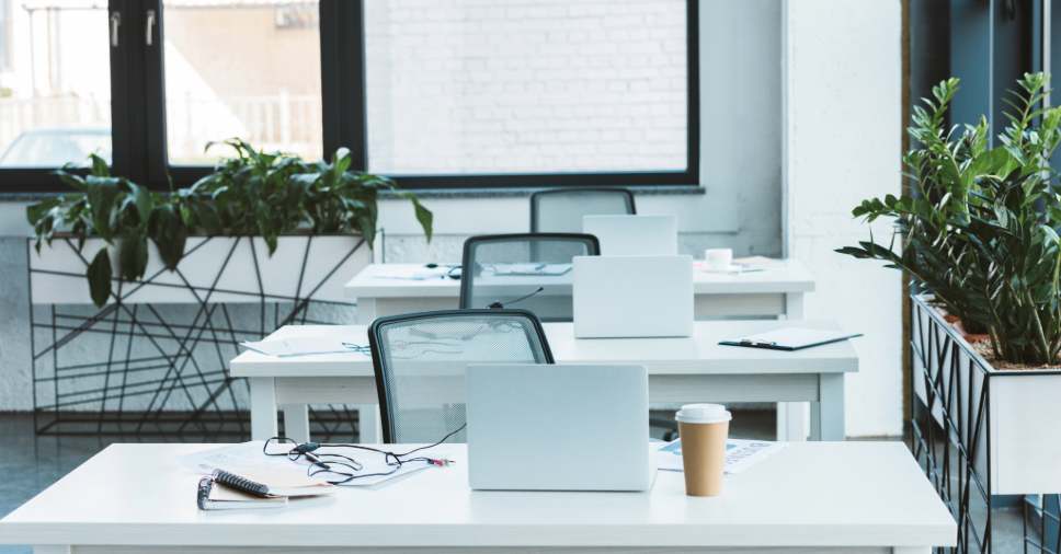 Escritório com mesas e cadeiras vazias exemplifica o impacto do absenteísmo na empresa.